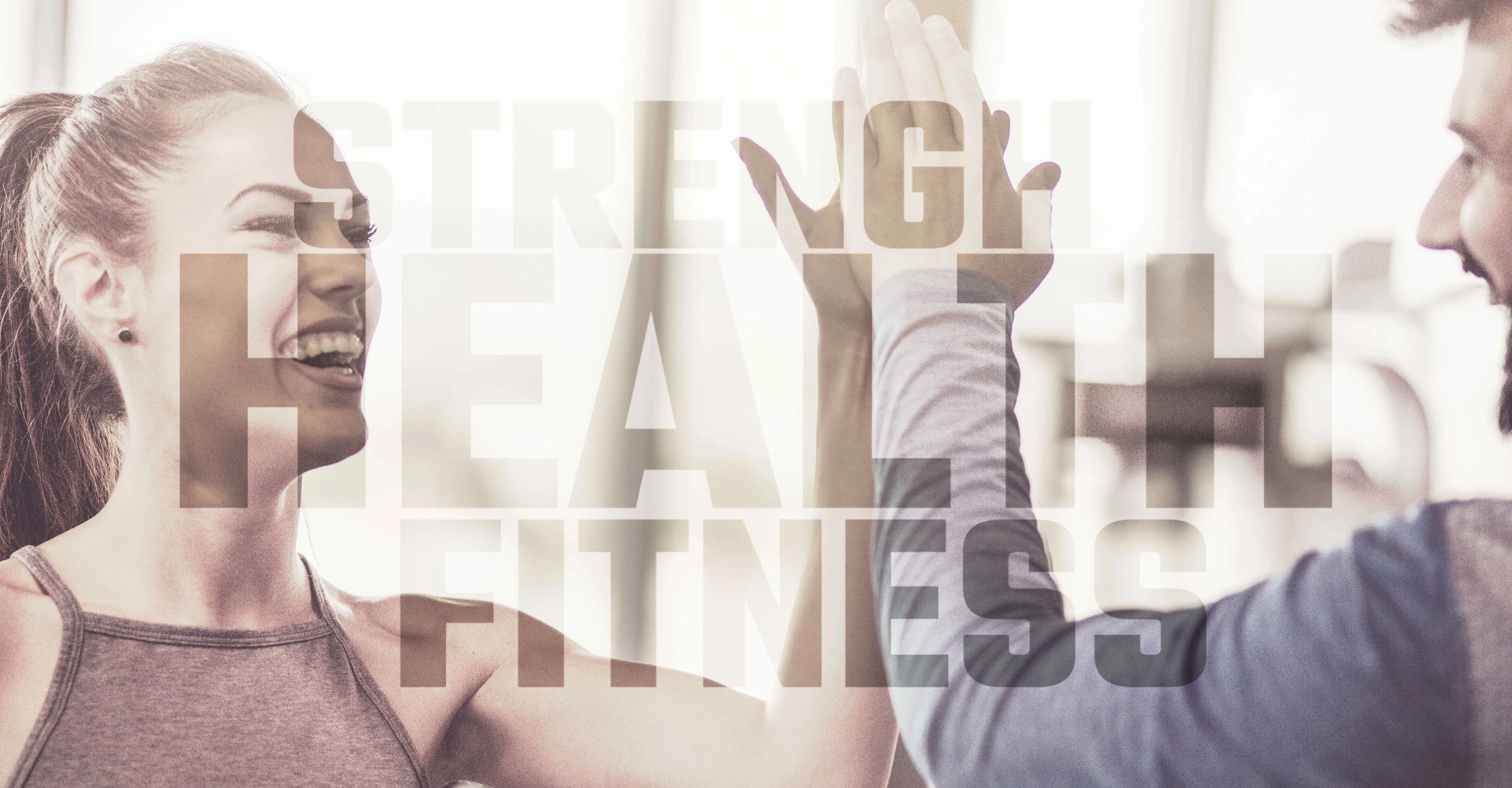 Lächelnde Frau und Mann klatschen im Fitnessstudio ab (High Five) mit dem Overlay-Text STRENGTH HEALTH FITNESS