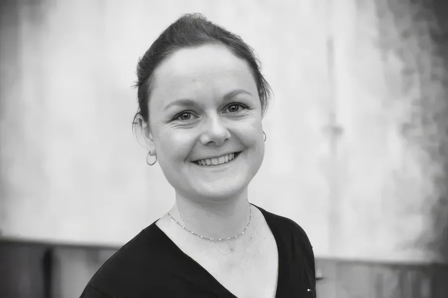Schwarz-Weiß-Porträt von Agnes Kuhn, BSc. im dunklen Oberteil