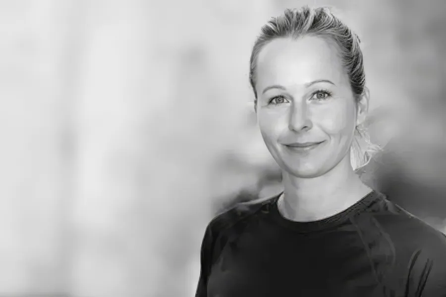 Schwarz-Weiß-Porträt von Daniela Angerbauer im dunklen Sport-Oberteil