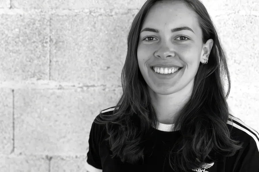 Schwarz-Weiß-Porträt von Eleonora Speigner im Adidas-Sportshirt