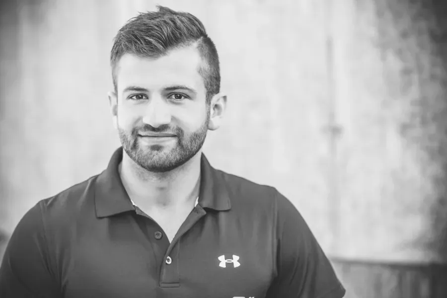 Schwarz-Weiß-Porträt von Mario Sigl im Sport-Poloshirt